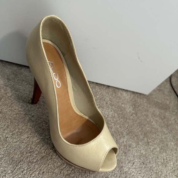 Women’s shoes and boots - Picture 3 of 16